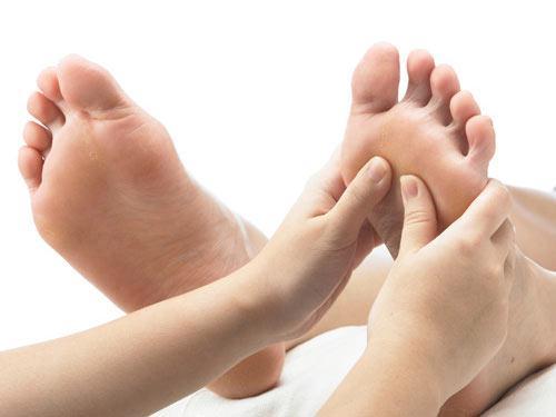 Làm sao chữa khỏi tê nhức chân do bệnh cột sống